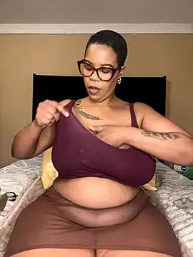 THICKBUNNYCHICKxxx from StripChat is Freechat